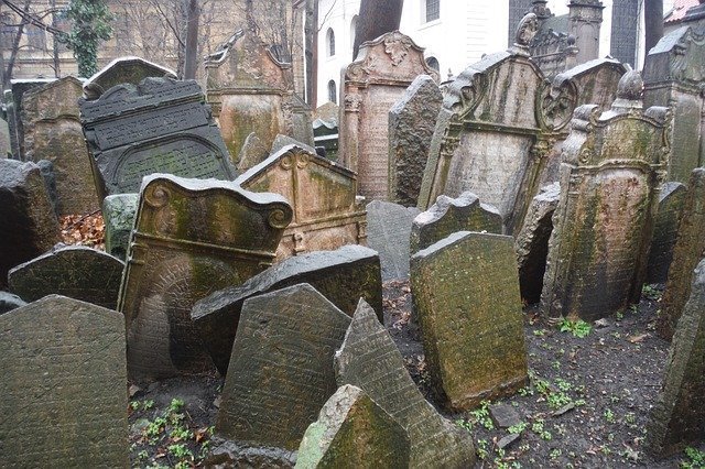 le tombe del vecchio comitero ebraico, una delle cose più commuoventi da vedere gratis a Praga