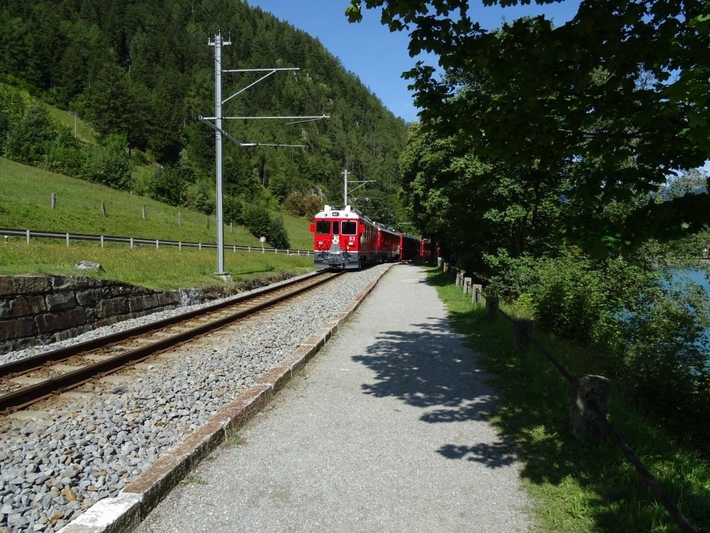 Il treno del Bernina è una delle attrazioni più interessanti da vedere in Valtellina d'estate con i bambini