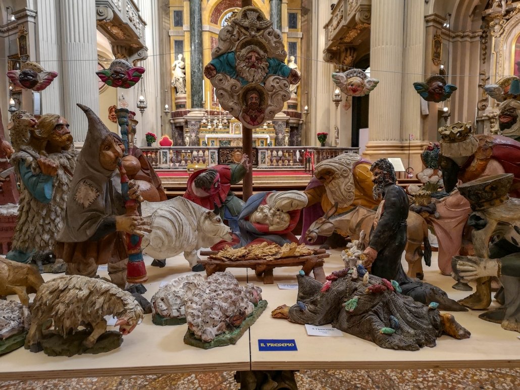Dalle classiche statue in legno ai personaggi meccanici: un tour nel centro storico per scoprire i presepi più belli ed originali di Bologna