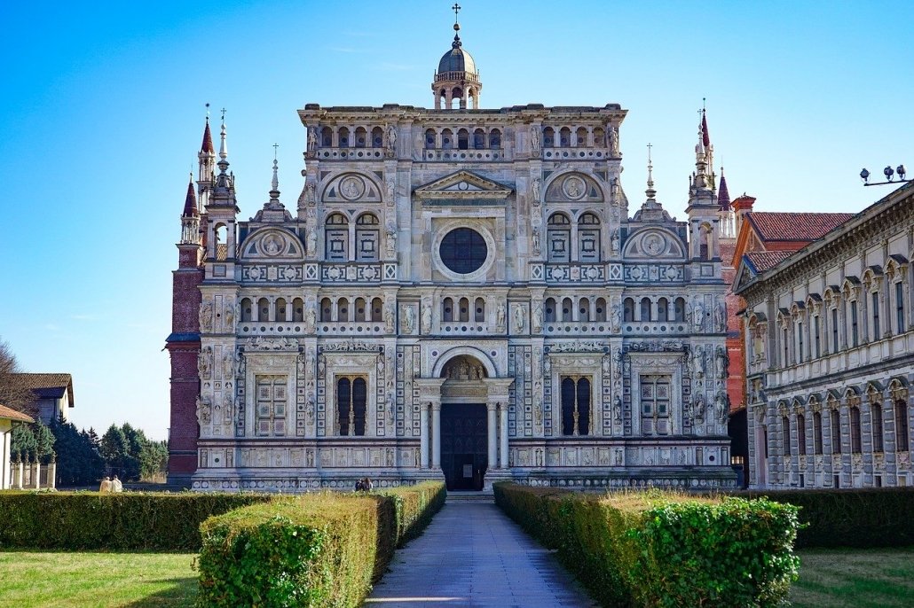 L'ingresso del Santuario della Certosa e il giardino