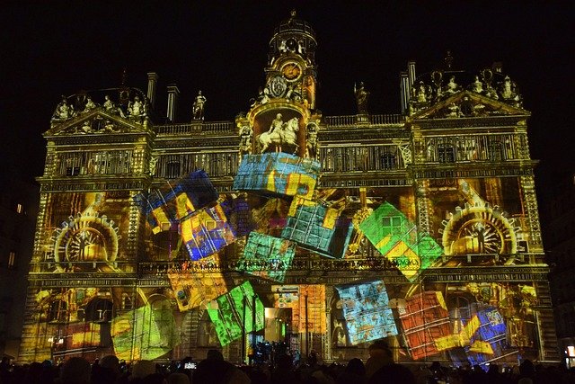 Lione e il Festival delle Luci, una delle migliori mete dove andare in treno per il Ponte dell'Immacolata