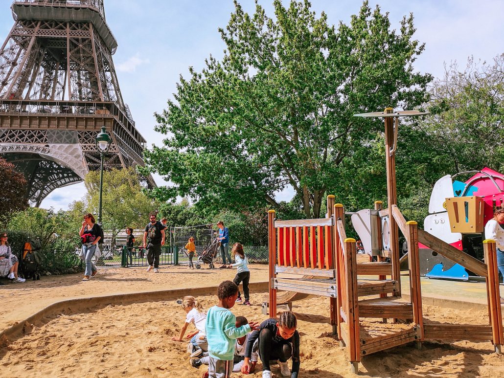 Parco giochi a Parigi per bambini davanti alal Torre Eiffel