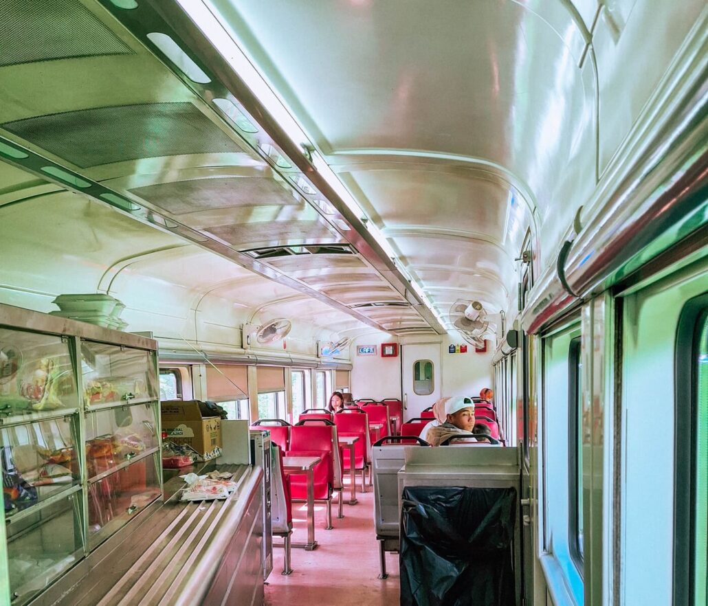 Carrozza ristorante sul treno della giungla in Malesia