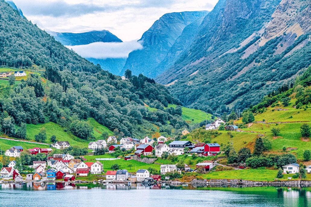 Villaggio lungo il percorso del treno panramico Oslo Bergen