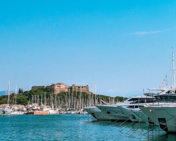 Itinerario in trneo in Costa Azzurra di 5, 7 o giorni: Antibes e la sua fortezza