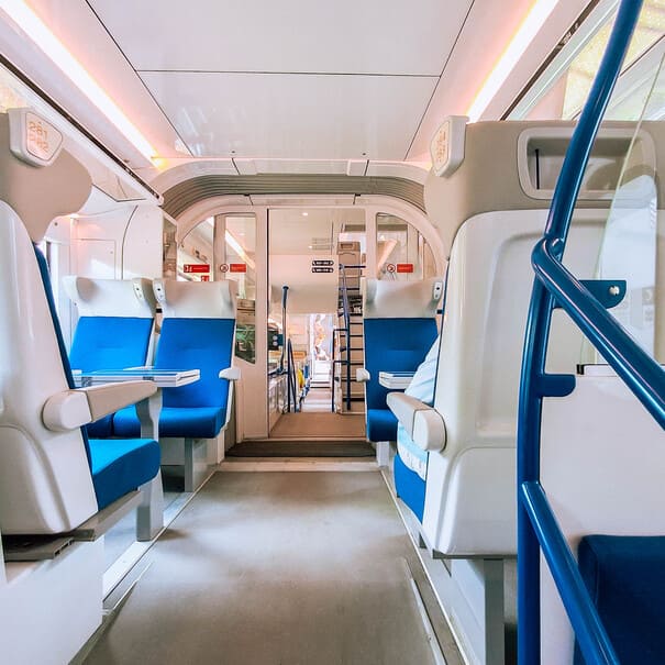 All'interno dei vagoni per muoversi in treno in Costa Azzurra